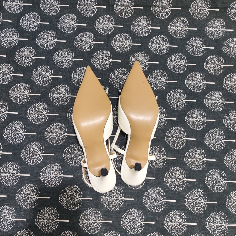 CHANEL Black and White Two-Tone Pointed Slingback Pumps - Picture 10 of 11